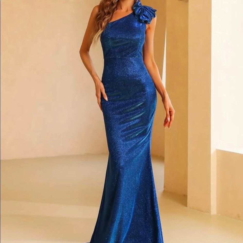 One Shoulder Zip Back Mermaid Hem Sequin Prom Dress. NWT size 4 Blue